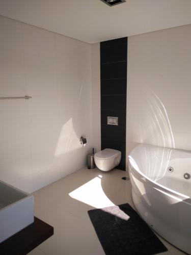 ห้องน้ำ, Casa O Carrasco Design house with pool in เรกูเอนโก กรันเด