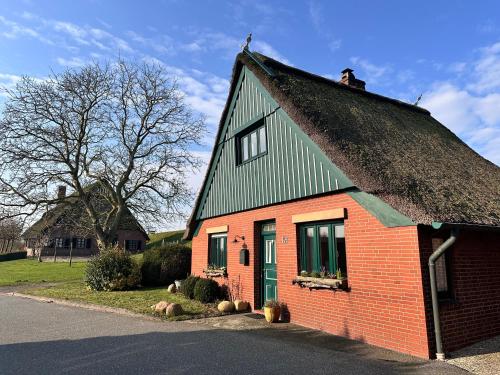 Reetdachkate am Deich in Seester, Deutschland