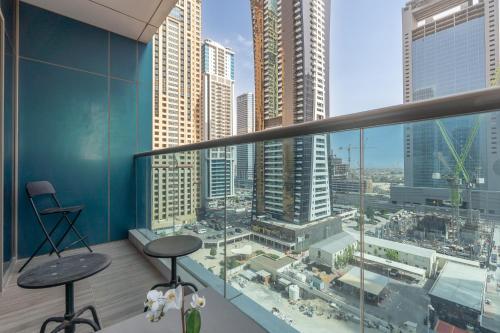 Heaven Crest Vacation Homes - Balcony with City View 1BHK in JLT Dubai Close to Metro & Marina