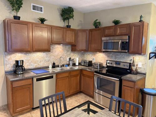 3 Bedroom, 2 Bath Whole House, Arizona State Univ, Tempe, Mesa Scottsdale on Light Rail, Dogs ok, Work Space, Mesa (photo 4)