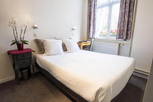 Double Room with Private Bathroom image 5