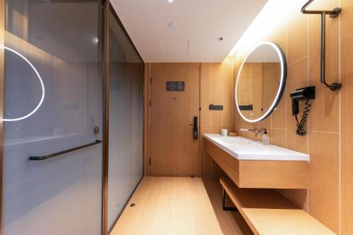 Business Twin Room image 10