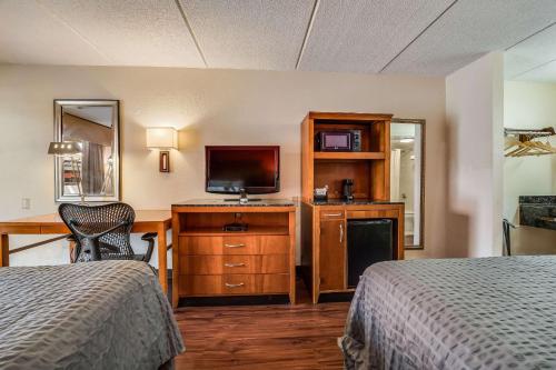 Queen Room with Two Queen Beds - Smoking