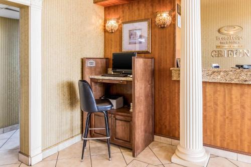 Econo Lodge Inn & Suites - Griffin - image 11