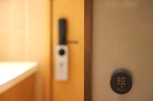 Standard Queen Room image 7