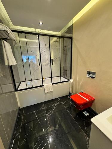 room detail thumbnail 2