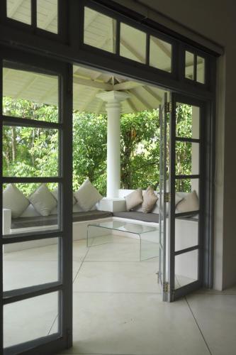 Koggala Lake Villa 1 with 3 bedrooms - image 5