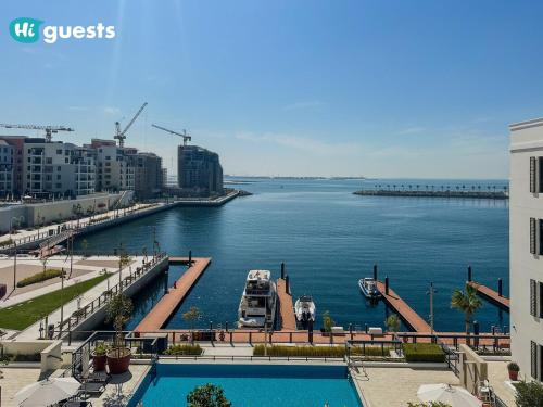 HiGuests - Elegant 1BR Retreat with Sea View in La Rive, Dubai