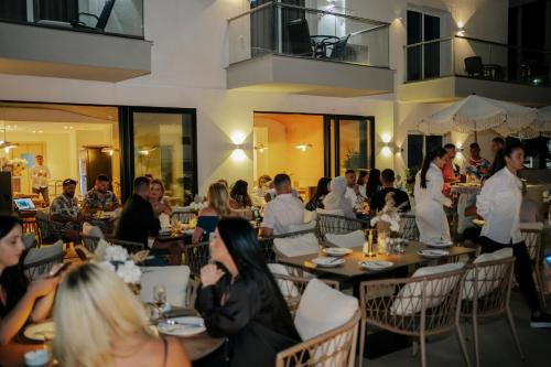 Avenue Hotel - image 4