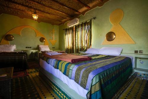 1 queen bed, 2 twin beds