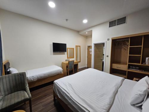 Cromwell International Hotel - image 3