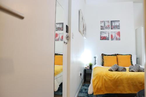 Stylish studio - private bathroom 15mins to Central London! - image 8