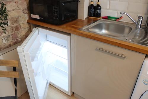 Stylish studio - private bathroom 15mins to Central London! - image 2