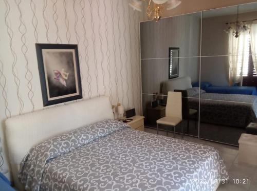 1 queen bed, 4 twin beds
