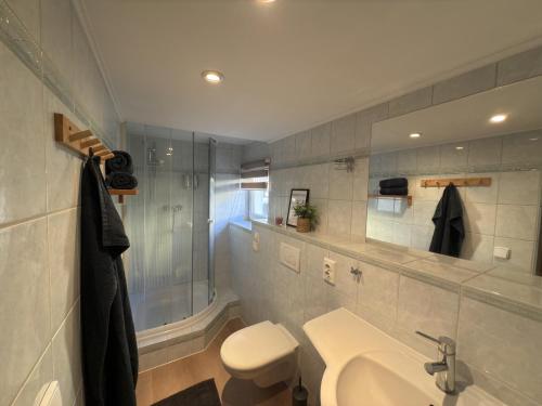 淋浴間, Ferienhaus Am Schillerplatz in 格菲爾德