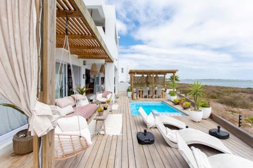 105 on the Beach, Stompneusbaai