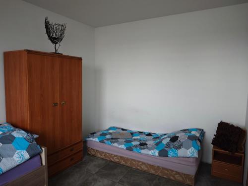3 twin beds