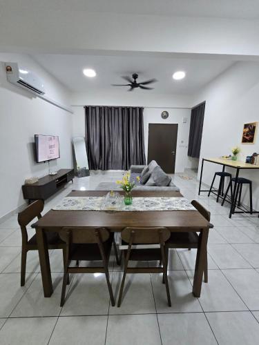 Homestay Iris Puncak Alam l Bersebelahan Hospital UiTM Puncak Alam l Teres 2 Tingkat