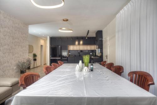 אחוזה בהרים in Kiryat Yam