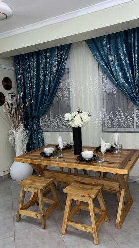 Naye Homes accessible 2 Bedroom apartment with Wi-Fi & parking