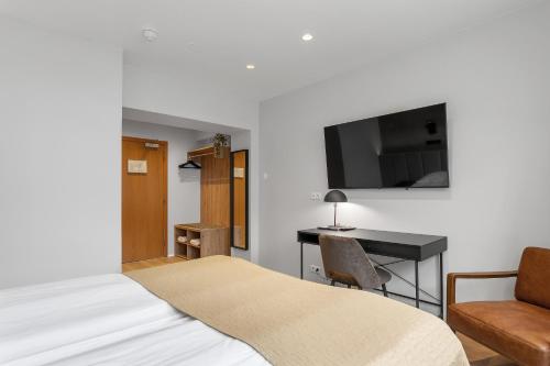 Deluxe Twin Room image 3
