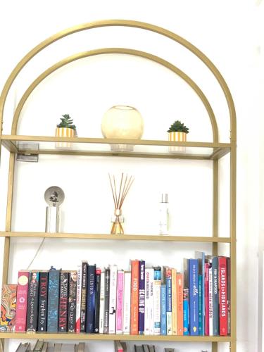 The Whole flat with terrace 1 min to Earls Court Station for 5 guests, Londyn (zdjęcie 7)