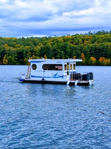 Hausboot Rollyboot- feste Unterkunft am Steg in Joachimsthal, Deutschland