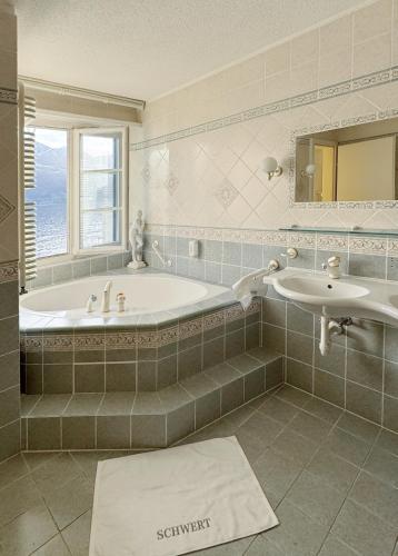 room detail thumbnail 2