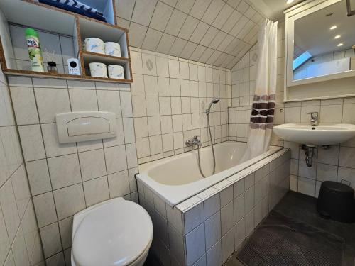 Zuhanyzó, Gepflegte Monteurwohnung in Rommerskirchen in Grevenbroich