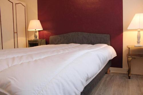 One-Bedroom Apartment image 9