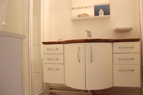 One-Bedroom Apartment image 3