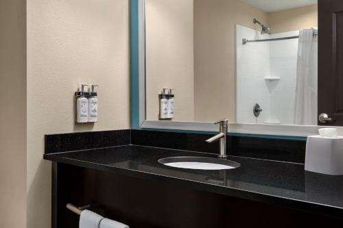 Standard Room with Two Queen Beds - Communications Accessible Tub image 8