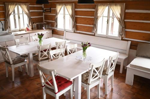 Pohádková roubenka (Pohadkova roubenka) in เนโมยอฟ