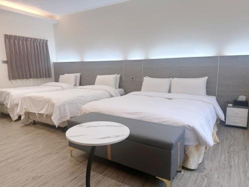 1 queen bed, 2 twin beds