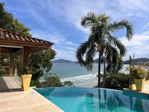 Refúgio confortável com piscina de borda infinita e vista incrível da Praia Grande