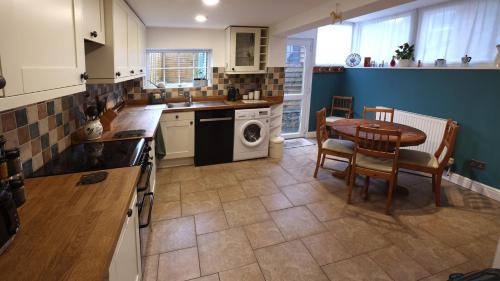 Cocina, Charming 2BR Edwardian House in Market Town in Ilminster