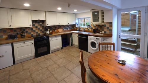 Cocina, Charming 2BR Edwardian House in Market Town in Ilminster