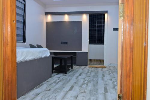 Swagan Home Stays Air Conditioned Deluxe ONE BED ROOM Studio Apartment - image 5