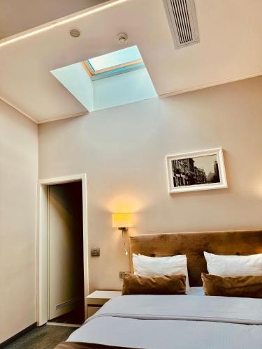 New Era Hotel Bucharest City Room Type - Attic Deluxe Double Room with Window Ceiling