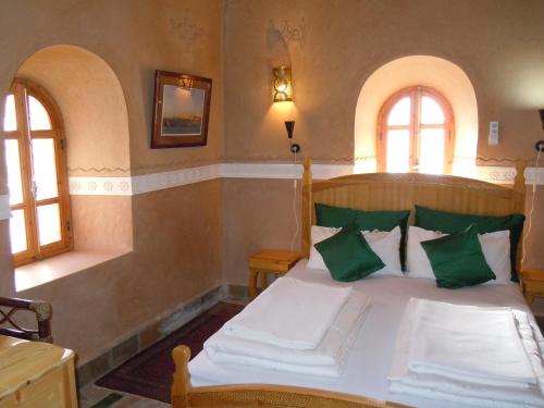1 double bed, 1 twin bed