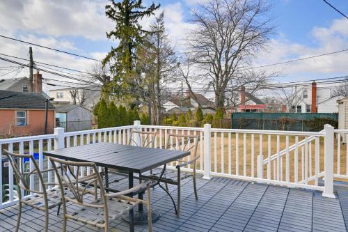 21 Mi to NYC Cozy Apt with Deck, Yard and Grill!