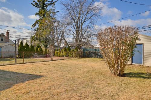 21 Mi to NYC Cozy Apt with Deck, Yard and Grill!