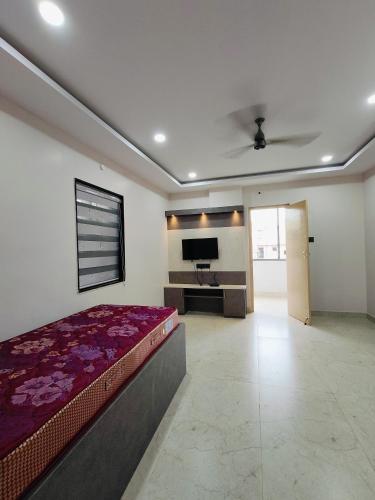 Swagan Home Stays Air Conditioned Deluxe ONE BED ROOM Studio Apartment - image 2