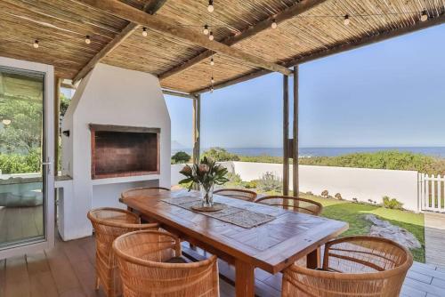 Patogumai, Efcharisto Seaside Cottage - Lower Beach Road in Kleinmondas