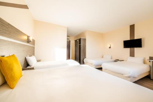 Standard Double Room with One Double Bed and Two Single Beds