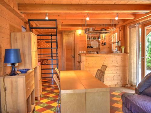 Chalet charmant avec terrasse au pied du Pleney, proche centre et parking - FR-1-524-89 in Les Fys