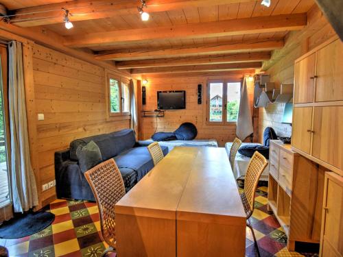 Chalet charmant avec terrasse au pied du Pleney, proche centre et parking - FR-1-524-89 in Les Fys