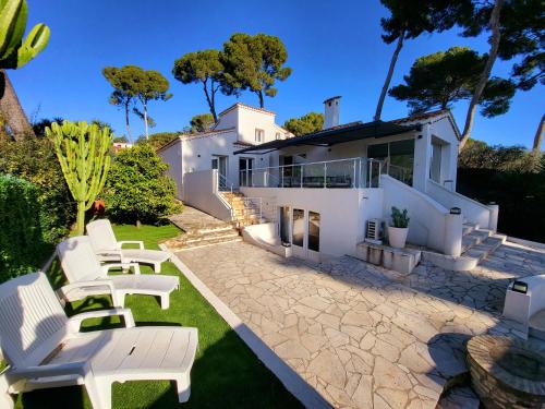 Exterior view, Villa vue mer a Antibes classee 4 etoiles-Piscine chauffee in Trois Moulins