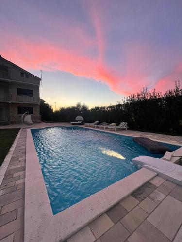 Villa Paradise, Sukth