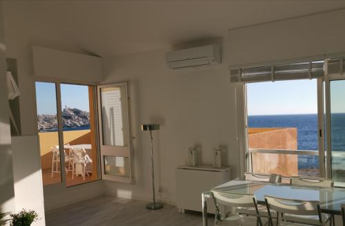 ILE du FRIOUL feerique 102m2 8p superbe appartement VUE MER 3 terrasses plage a pied in Les Iles